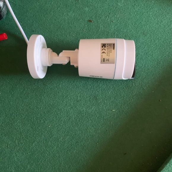 2 HD Security surveillance Cameras - Picture 3 of 3